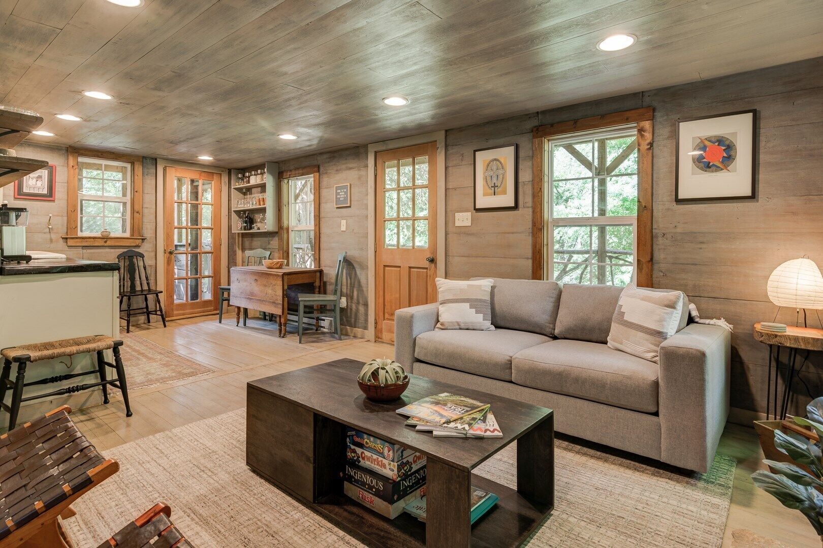 TV, peis, DVD-spiller og bøker