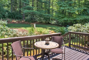 Outdoor dining - Rose Hill Country Cottage by Carolina Mornings | Grill🔥 +Biltmore Pass (Asheville)