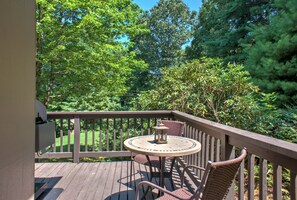 Outdoor dining - Rose Hill Country Cottage by Carolina Mornings | Grill🔥 +Biltmore Pass (Asheville)