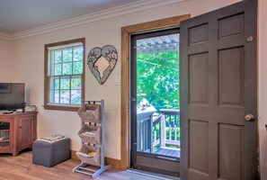 Interior - Rose Hill Country Cottage by Carolina Mornings | Grill🔥 +Biltmore Pass (Asheville)