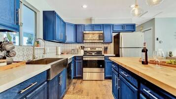 Frigorífic, microones, forn i placa de cuina