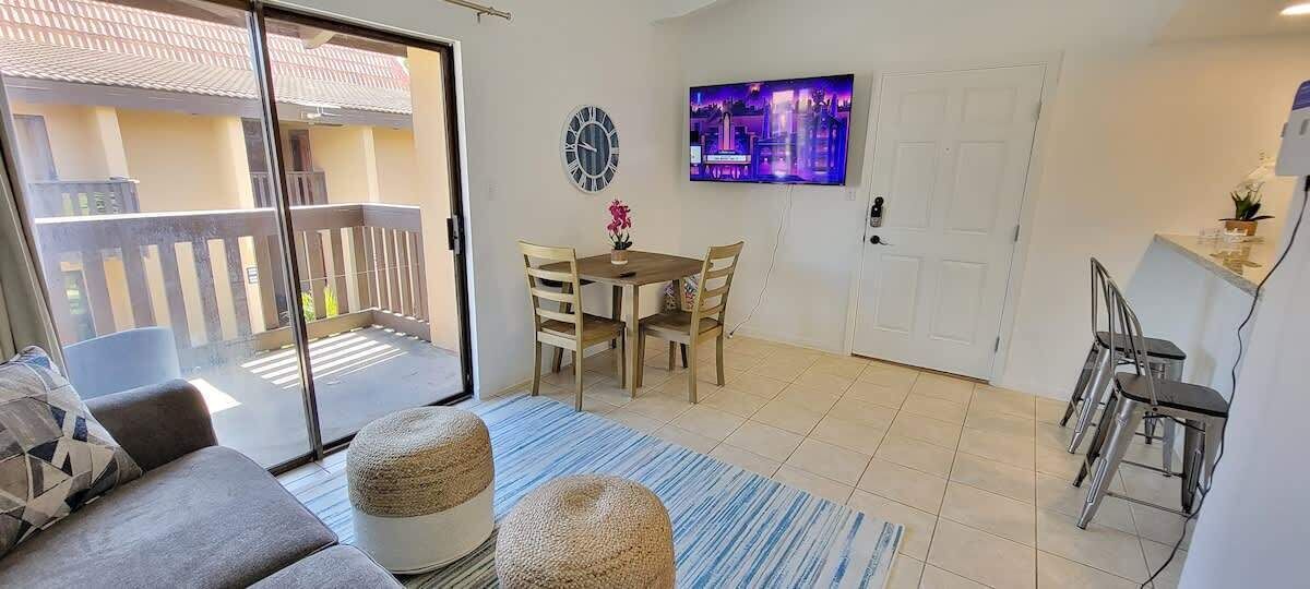 Un appartement moderne doté d’un balcon, d’un coin repas et d’une cuisine.