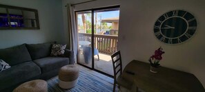 Apartment, Mehrere Betten, Poolzugang | Wohnbereich