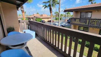 Huoneisto, useita sänkyjä, pääsy uima-altaalle | Ulkoruokailutilat