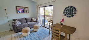 Apartment, Mehrere Betten, Poolzugang | Wohnbereich | 40-Zoll-Fernseher mit Kabelempfang