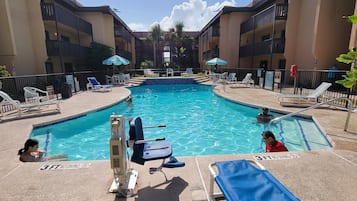 2 outdoor pools