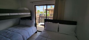 Apartment, Mehrere Betten, Poolzugang | 1 Schlafzimmer, kostenloses WLAN, Bettwäsche