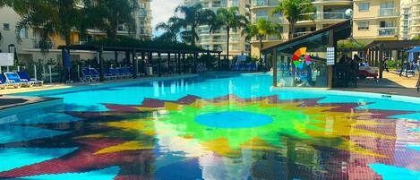 2 piscinas al aire libre, sombrillas, sillones reclinables de piscina