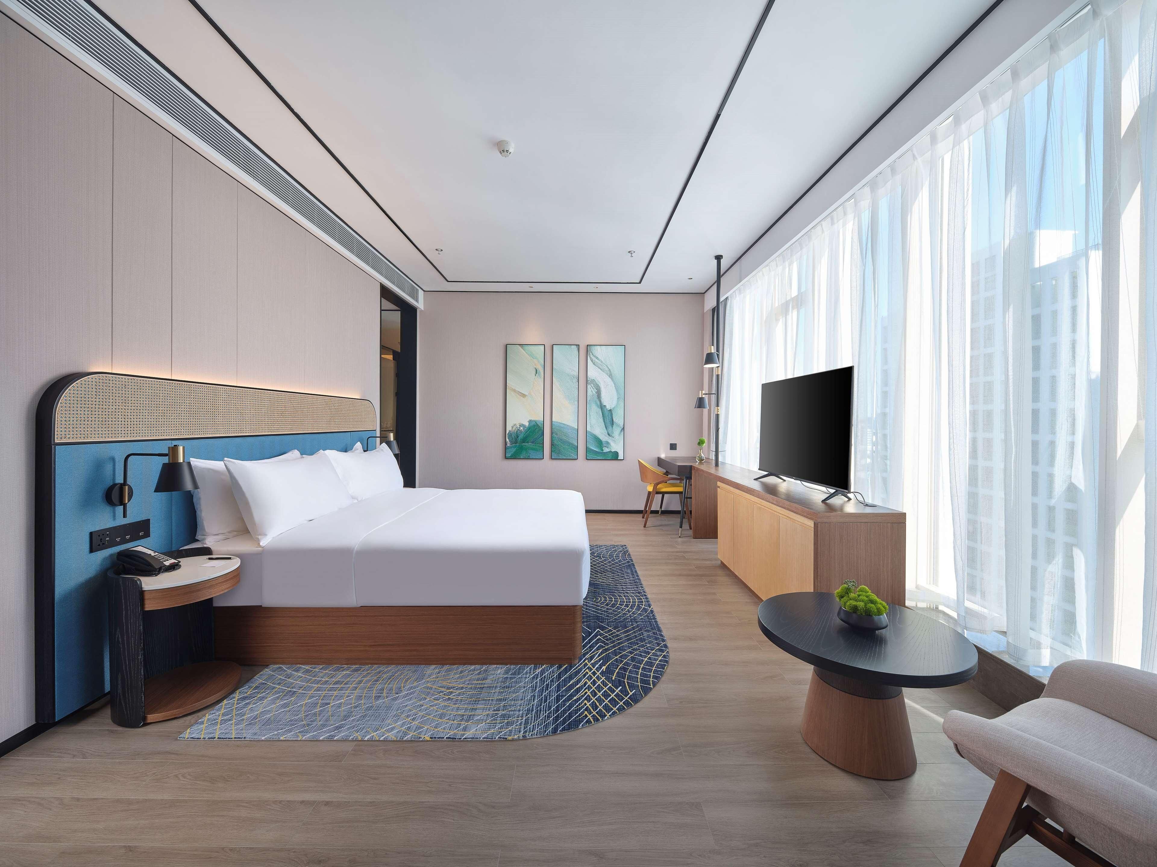 Seprai premium, selimut bulu angsa, isi minibar gratis, dan brankas