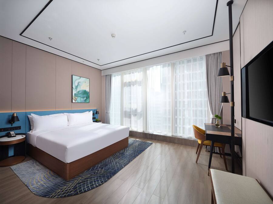 Premium bedding, down duvets, free minibar items, in-room safe