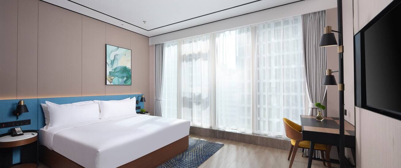 Seprai premium, selimut bulu angsa, isi minibar gratis, dan brankas