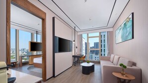 Suite Junior, 1 Tempat Tidur King | Seprai premium, selimut bulu angsa, isi minibar gratis, dan brankas