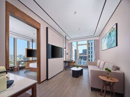 Suite Junior, 1 Tempat Tidur King | Seprai premium, selimut bulu angsa, isi minibar gratis, dan brankas