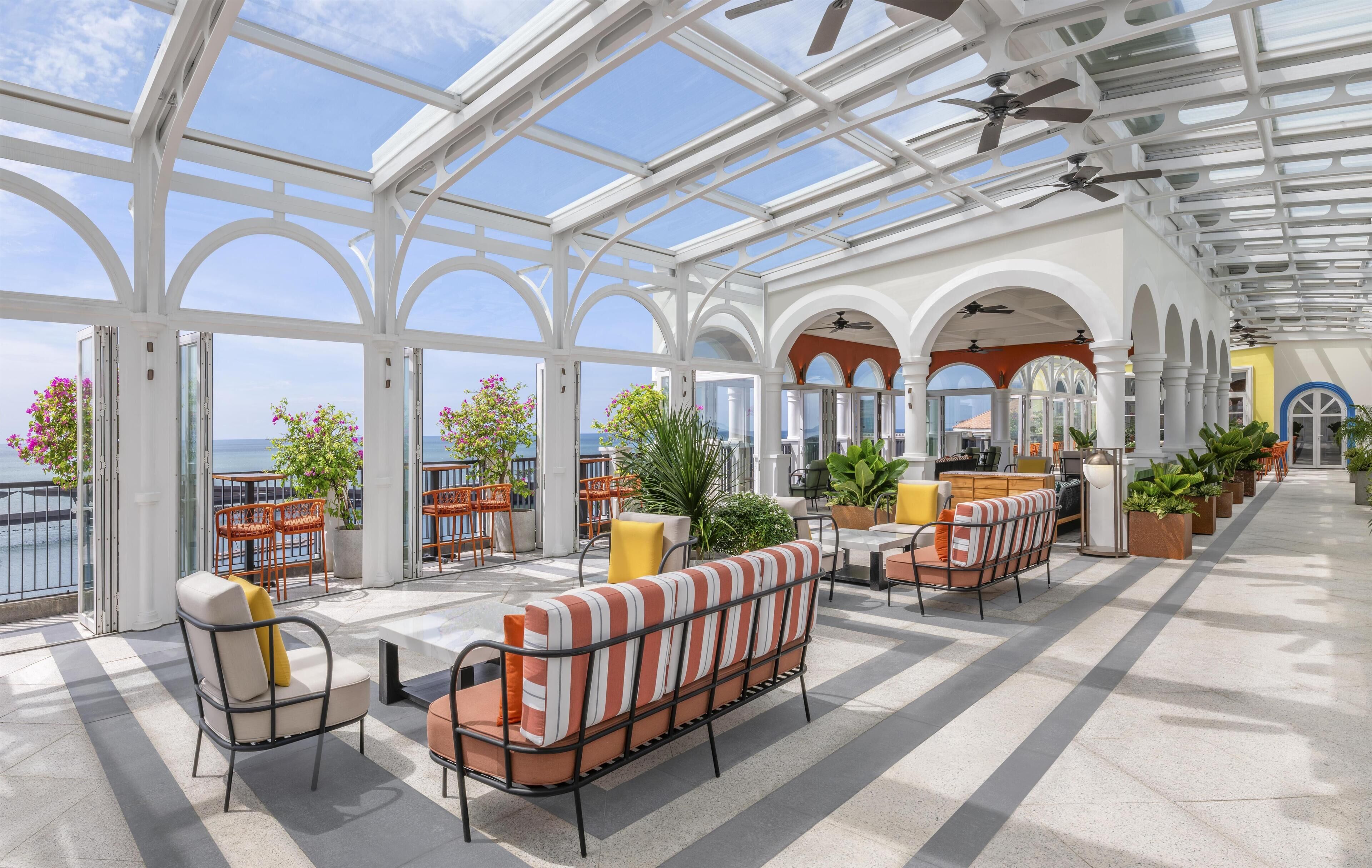 3 restaurants, breakfast served