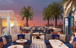 Lobby lounge, ocean view, open daily