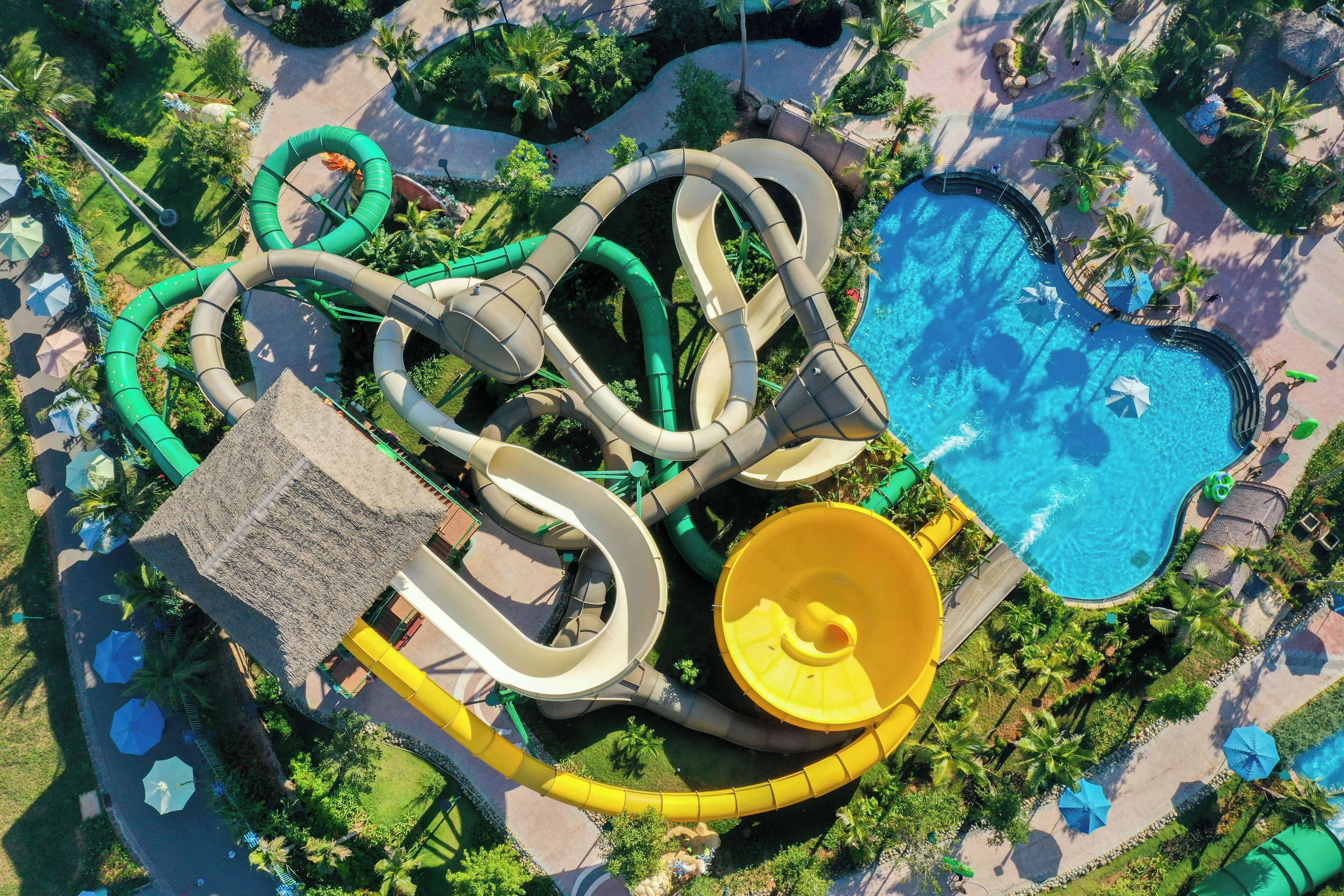 สระว่ายน  ้ำกลางแจ้ง เปิด 7:00 น. ถึง 18:30 น., คาบาน่าฟรี