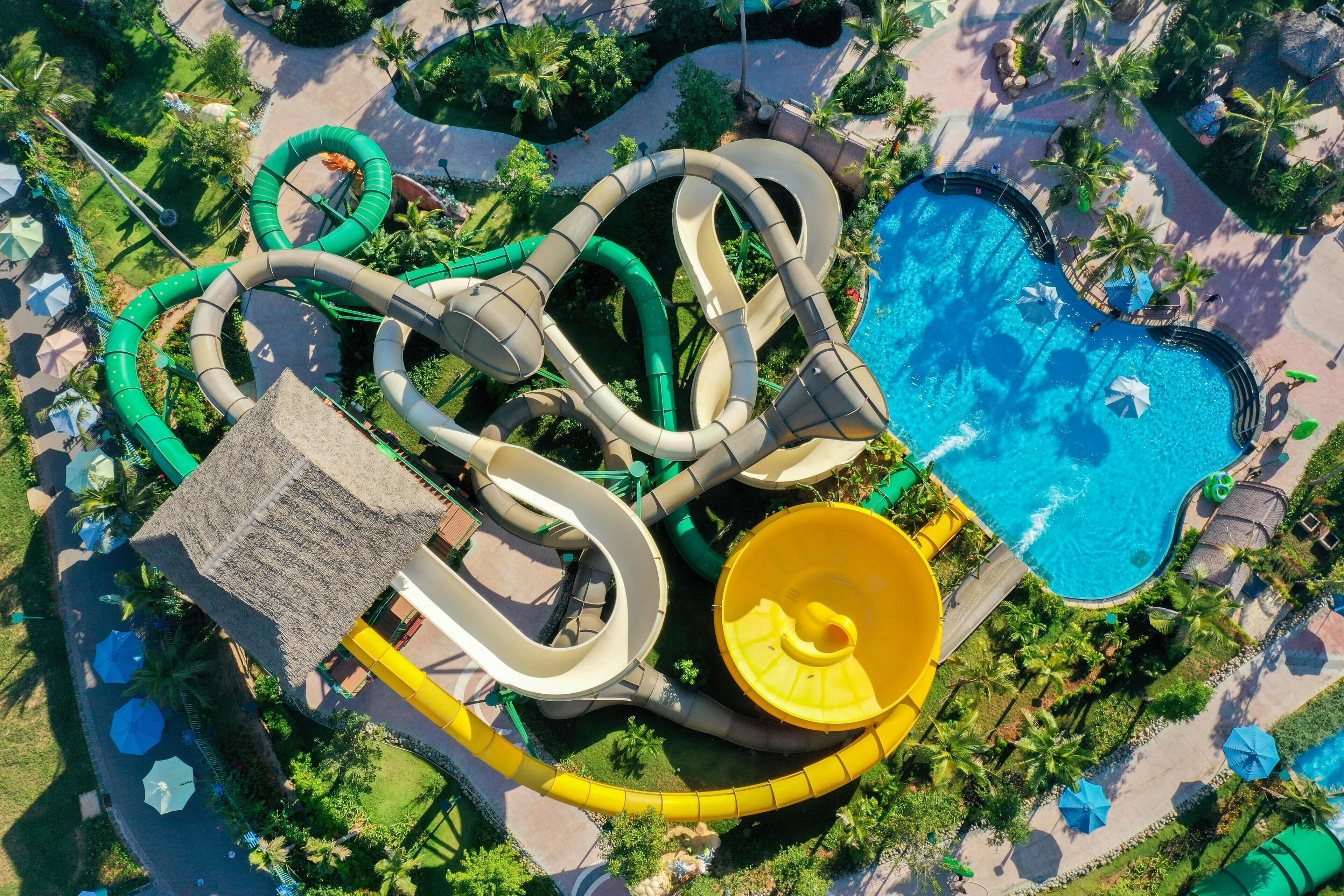 Una piscina al aire libre, camas de piscina gratis, sombrillas