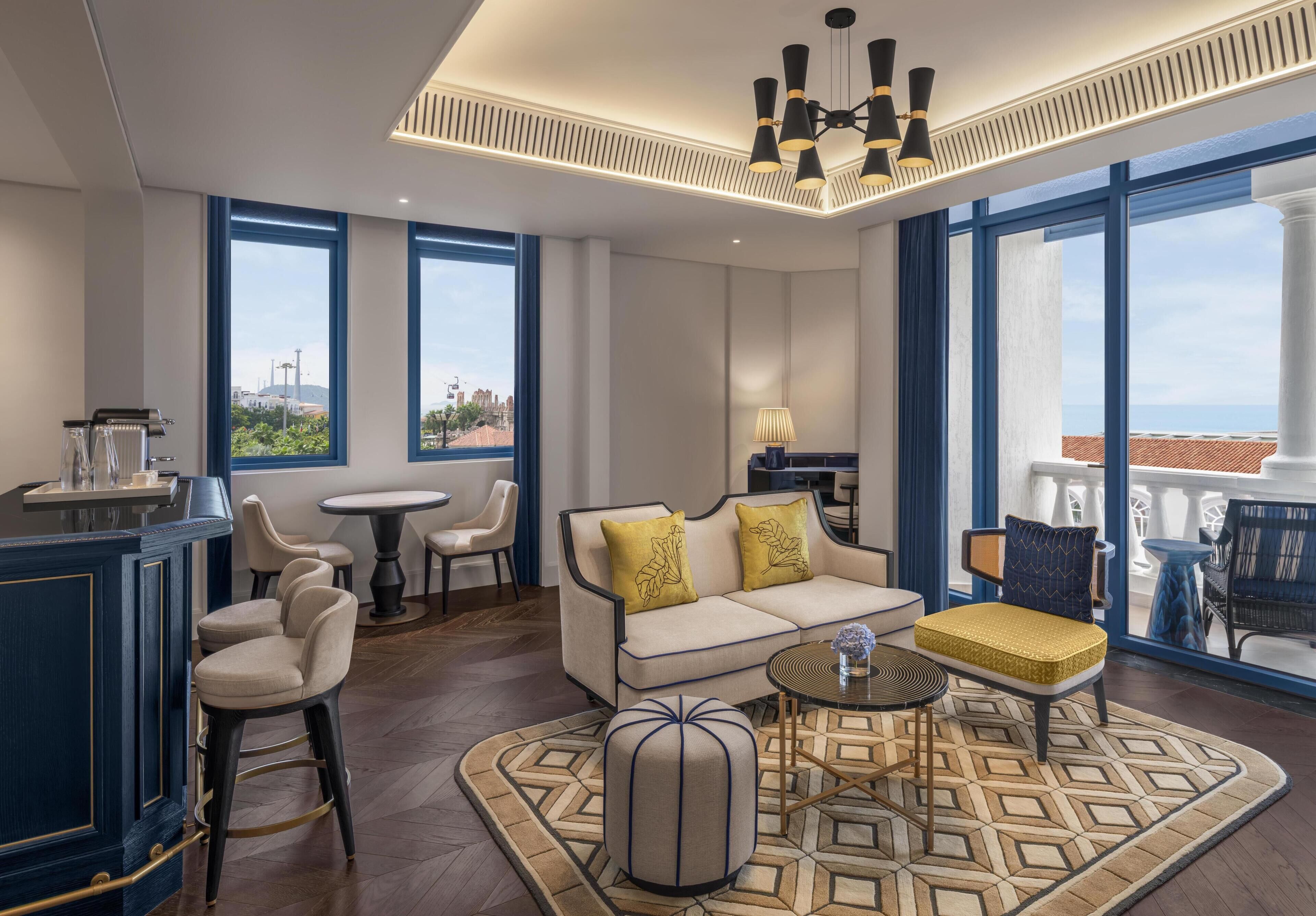 Suite, 1 King Bed | Living area