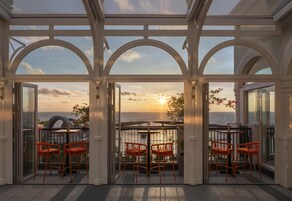 3 restaurantes, se sirve desayuno 