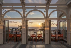 3 restaurants, breakfast served