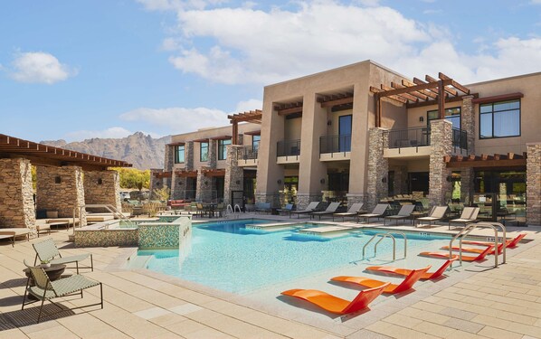 Ulkouima-allas avoinna 7.00–22.00, ilmaisia cabañoita, aurinkovarjoja