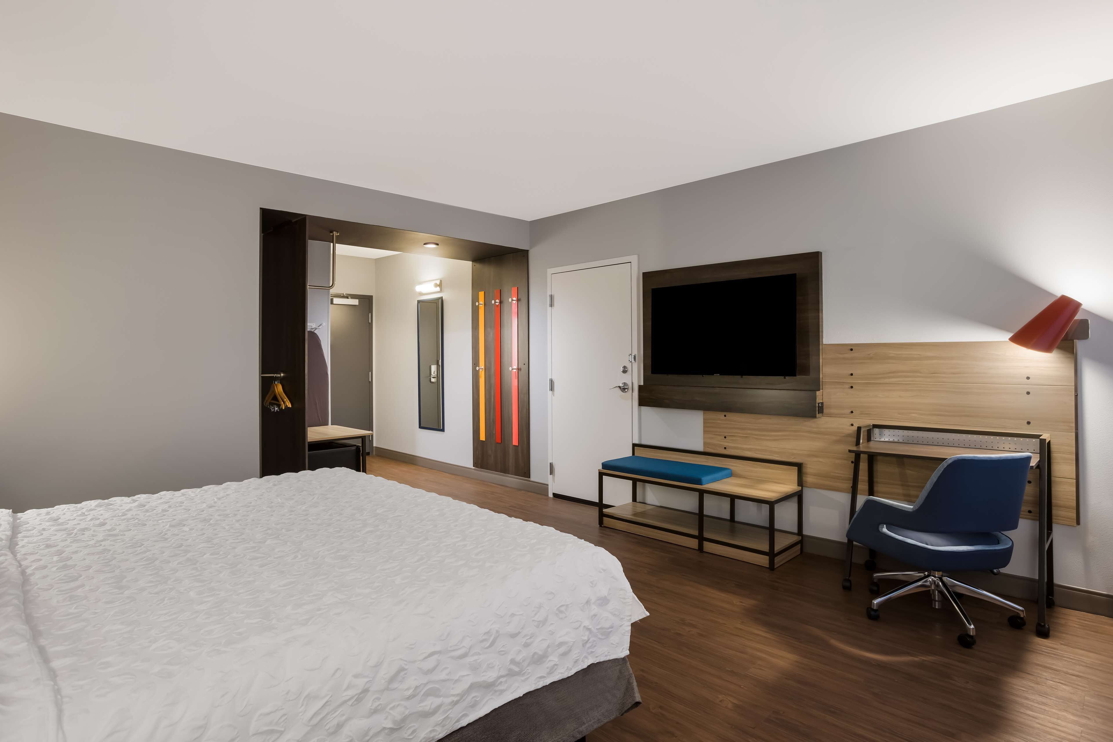 Zimmer, 1 King-Bett, barrierefrei, Badewanne | Schreibtisch, laptopgeeigneter Arbeitsplatz, Verdunkelungsvorhänge