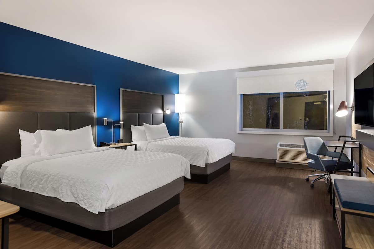 Kamar, 2 Tempat Tidur Queen, akses difabel (Hearing) | Meja kerja, ruang kerja ramah laptop, dan tirai kedap cahaya