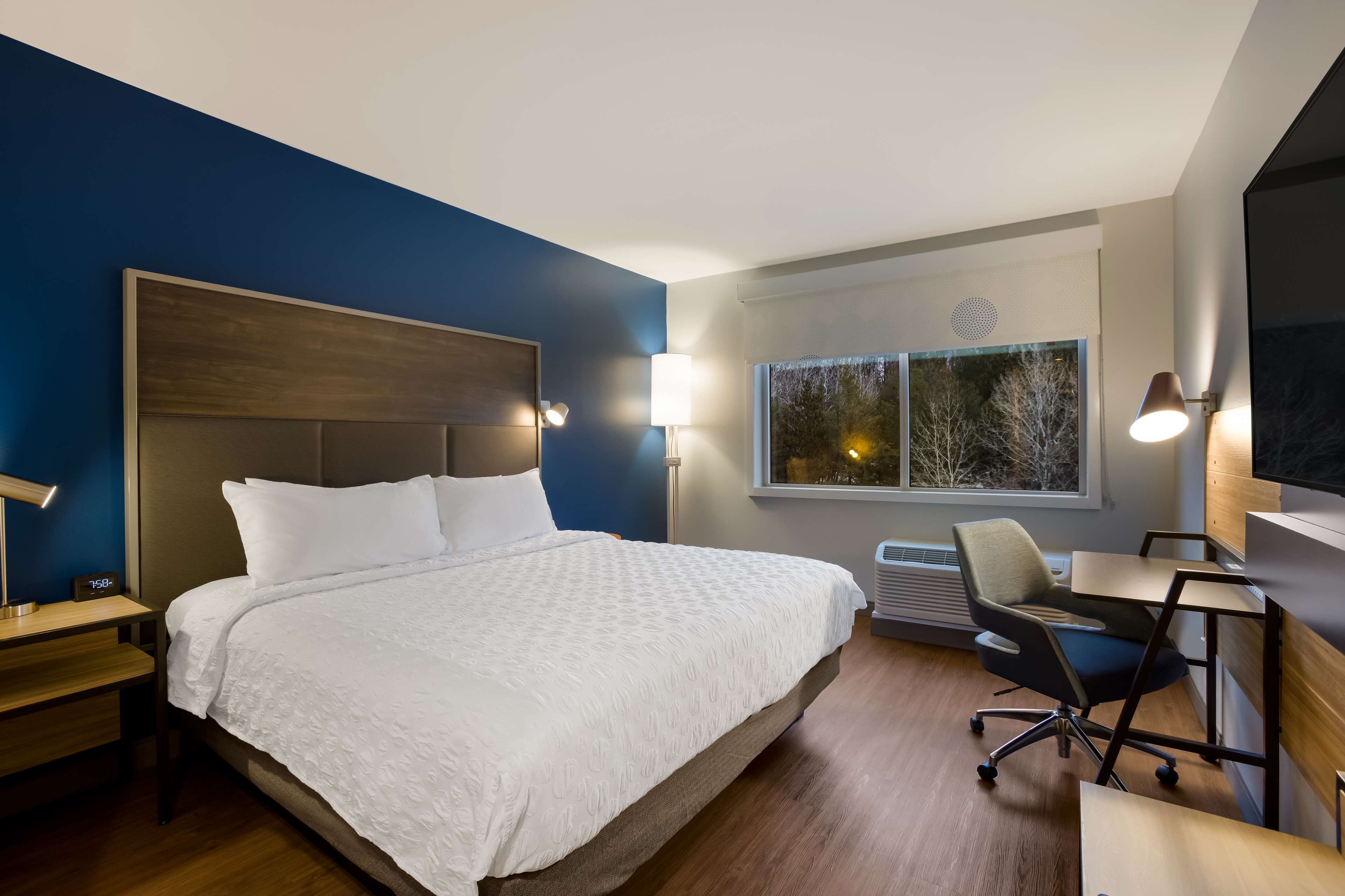 Quarto, 1 cama King | Escrivaninha, espaço de trabalho para notebook, cortinas blackout