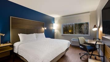 Quarto, 1 cama King | Escrivaninha, espaço de trabalho para notebook, cortinas blackout