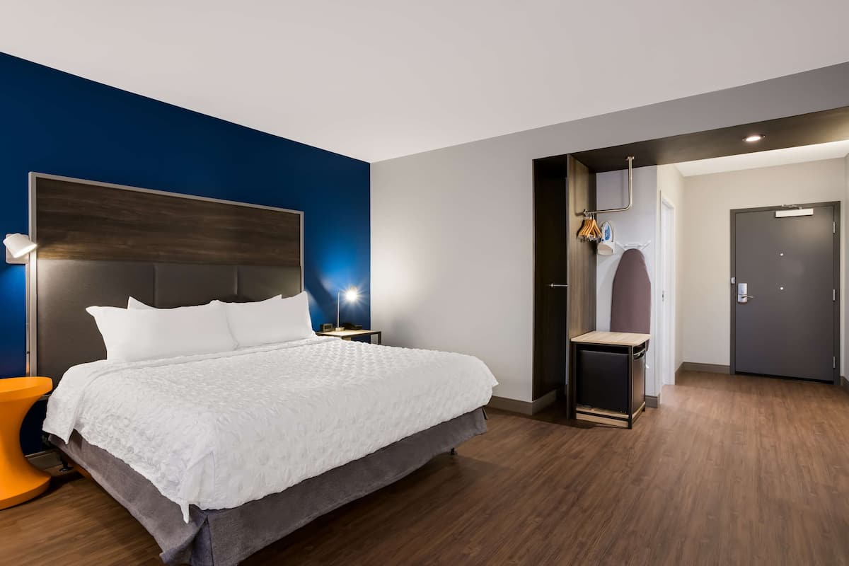 Kamer, 1 kingsize bed, toegankelijk voor mindervaliden, bad | Een bureau, een laptopwerkplek, verduisterende gordijnen