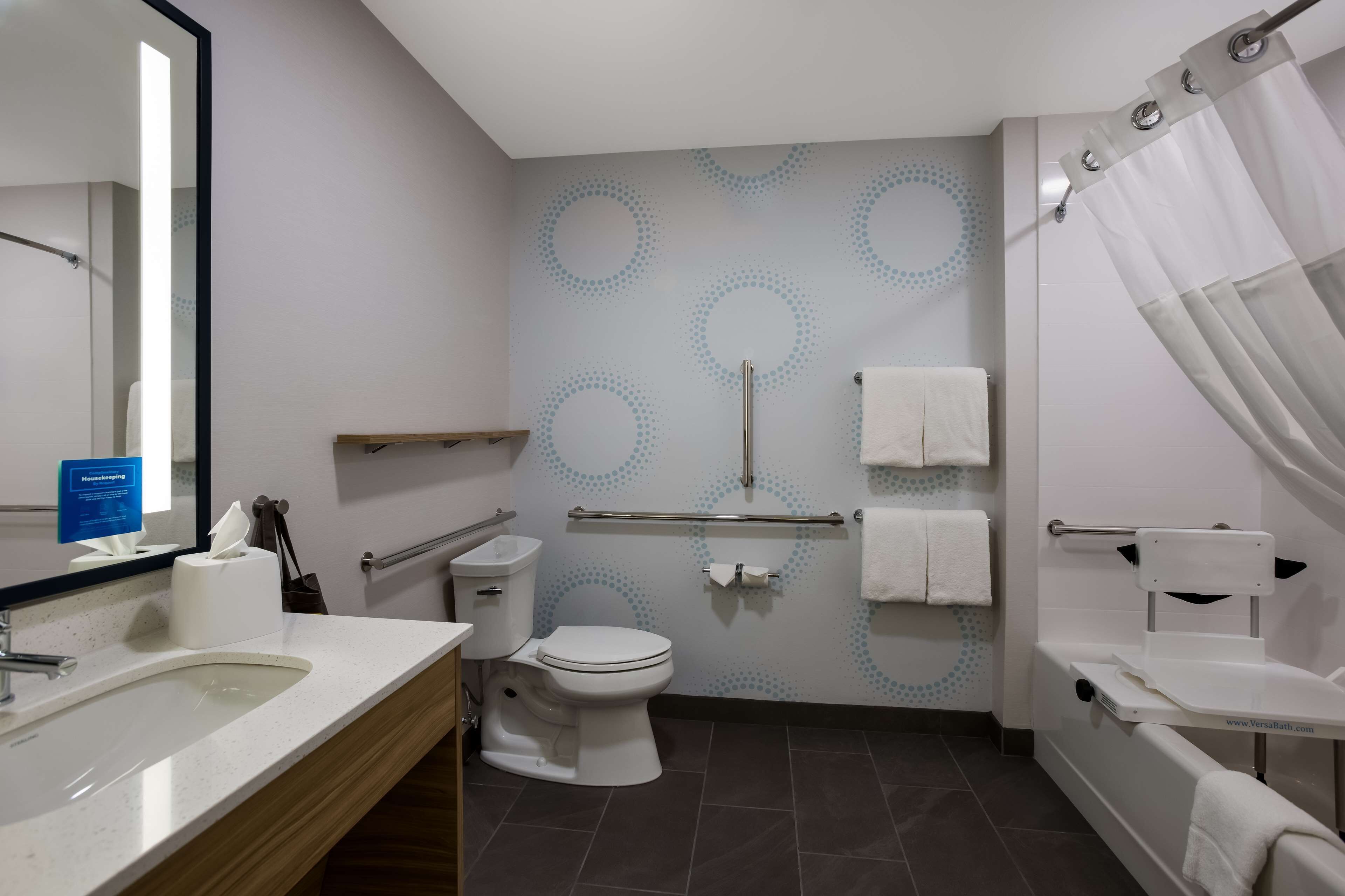 Un bagno moderno con WC, lavabo e vasca da bagno.