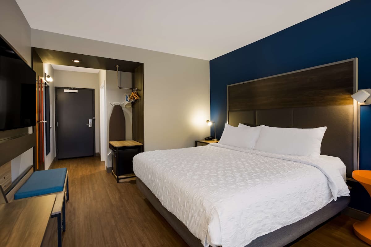 Kamer, 1 kingsize bed | Een bureau, een laptopwerkplek, verduisterende gordijnen