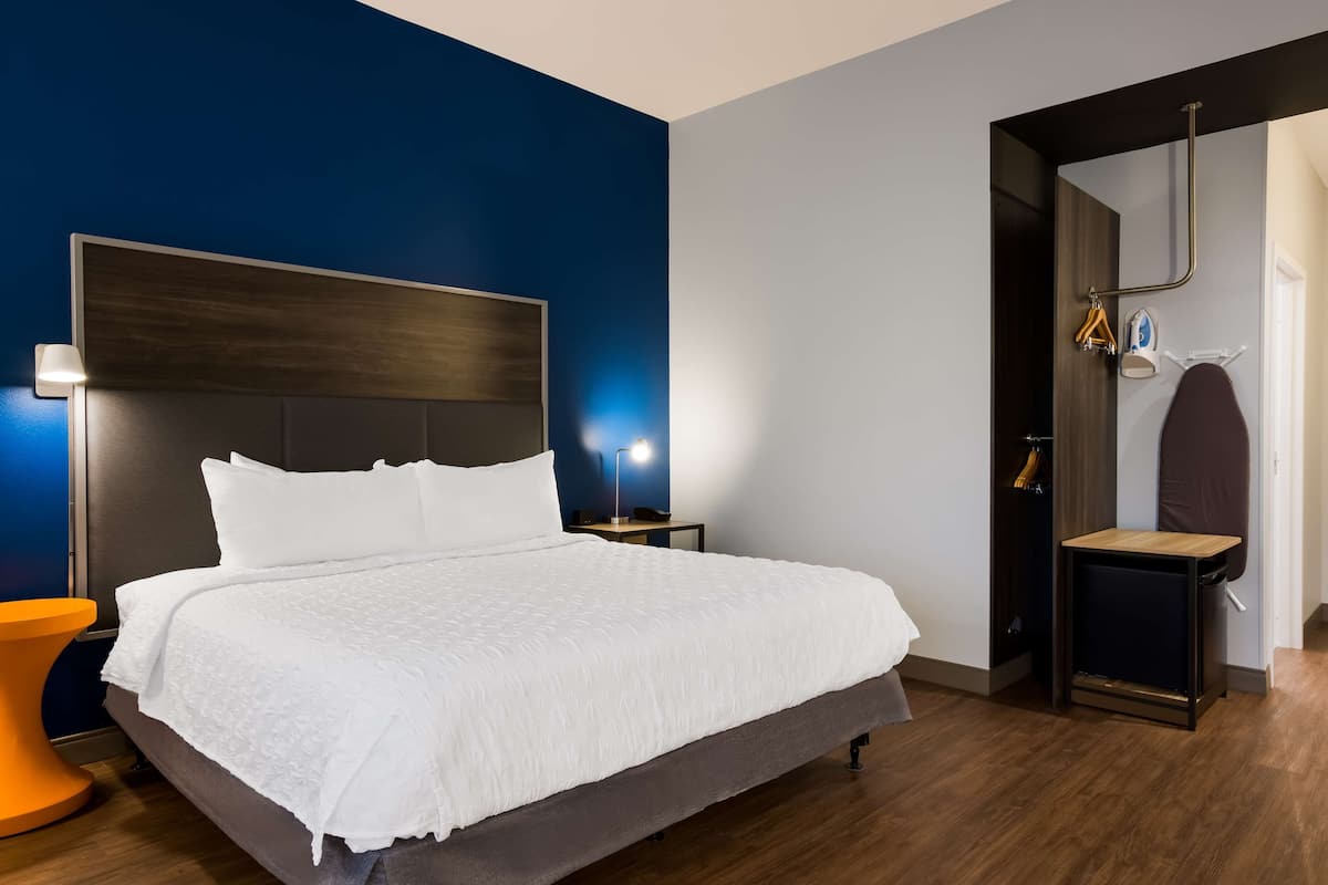 Kamer, 1 kingsize bed, toegankelijk voor mindervaliden (Roll-In Shower) | Een bureau, een laptopwerkplek, verduisterende gordijnen