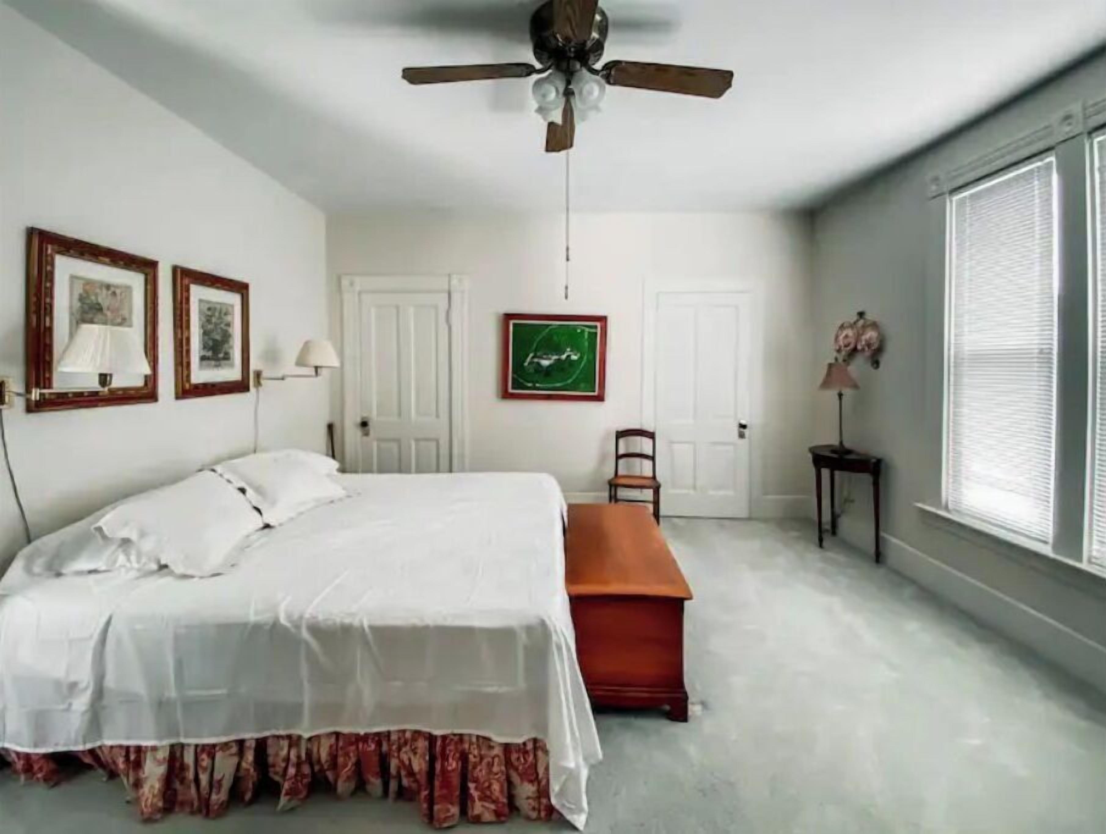 4 Schlafzimmer, Schreibtisch, Bettwäsche