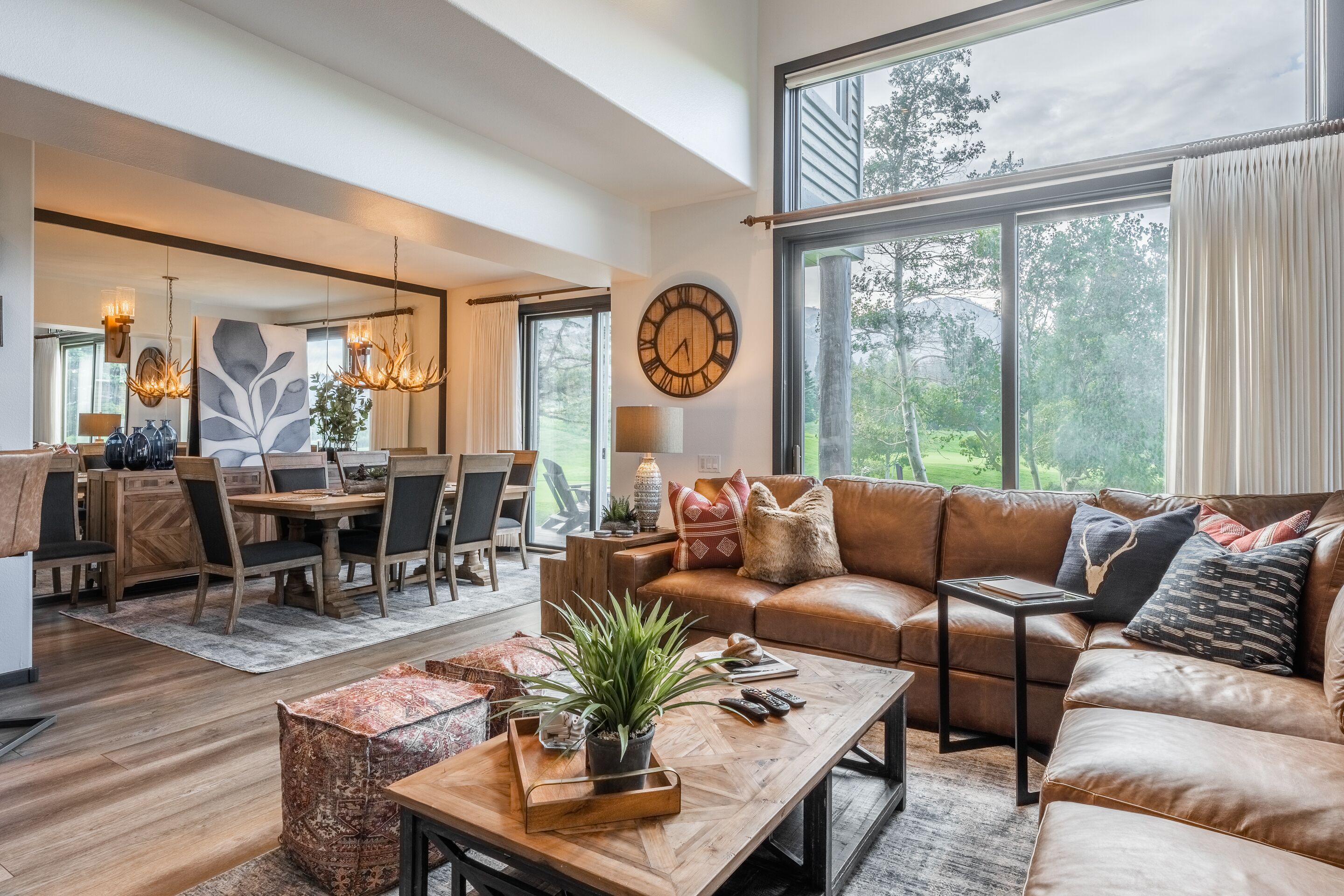 平板电视、壁炉、DVD 播放器