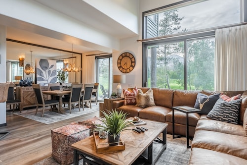 On Golf Course Fully Renovated Luxury 4 Bedrm 3 Full Bathrms and Half Bath Snowcreek 732 Phase V