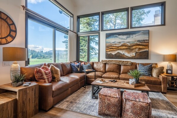 Flat-screen TV, fireplace, DVD player