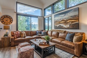 Flat-screen TV, fireplace, DVD player - On Golf Course Fully Renovated Luxury 4 Bedrm 3 Full Bathrms and Half Bath Snowcreek 732 Phase V (Mammoth Lakes)