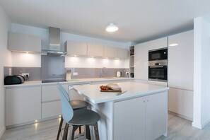 Fridge, dishwasher, electric kettle, toaster - Golden Heights (St Ives)