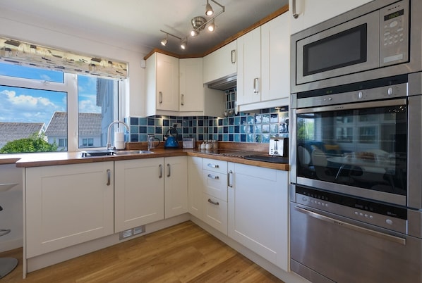 Dishwasher, cookware/dishes/utensils