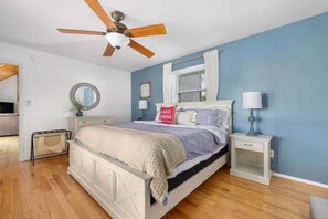 4 bedrooms, iron/ironing board, travel cot, free WiFi - Lakefront Getaway on Boone Lake – Sleeps 8+ • Hot Tub • Dock • Fire Pit • Kayaks (Piney Flats)