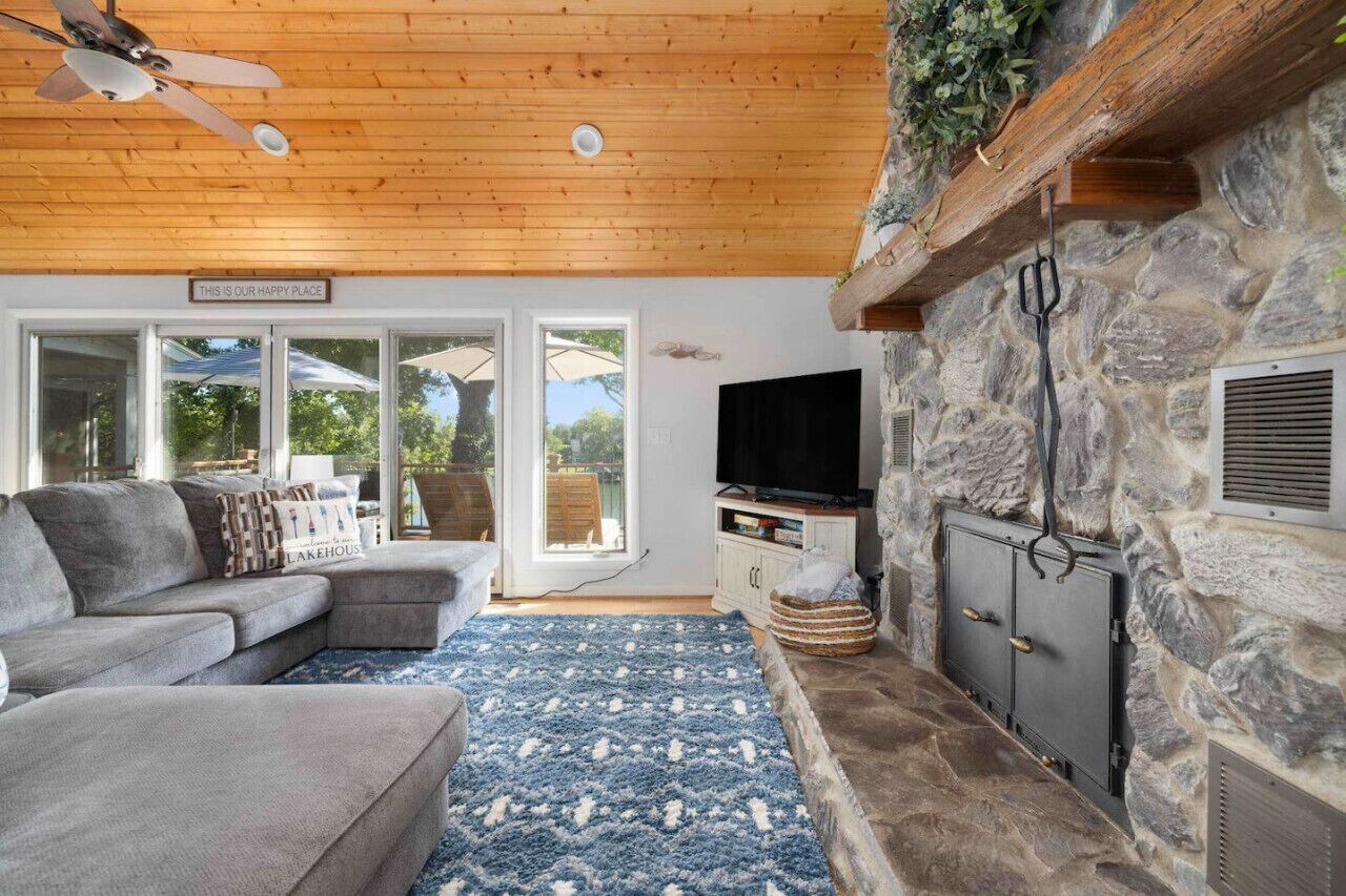 Smart TV, fireplace, DVD player, books