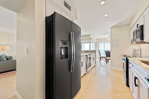 冷蔵庫、電子レンジ、オーブン、コンロ