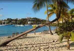Una spiaggia nelle vicinanze