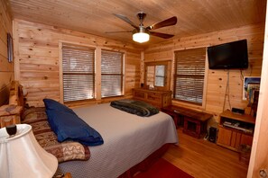 2 bedrooms, WiFi, bed sheets - Cypress Hollow Family Cabin (Utopia)