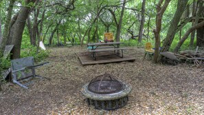 Outdoor dining - Cypress Hollow Family Cabin (Utopia)
