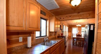 Hytti-Perhe-Oma kylpyhuone-Näkymä joelle-Cypress Hollow Cabin