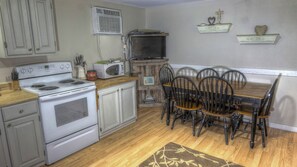 Køleskab, mikrobølgeovn, ovn, kogeplade