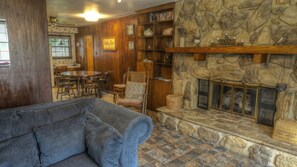 TV, caminetto, lettore DVD