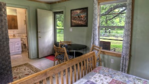 3 bedrooms, desk, Internet, bed sheets